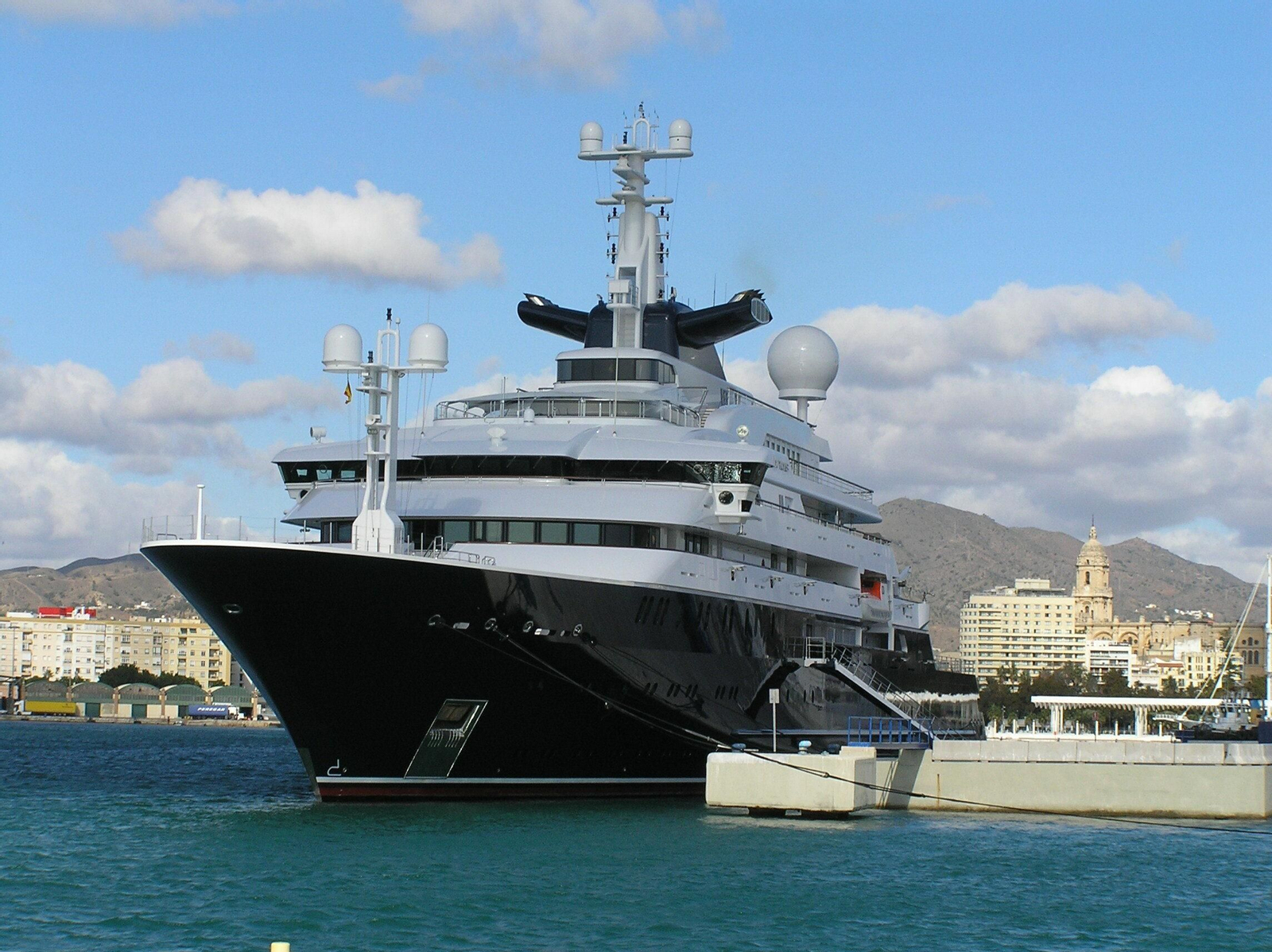 Superyate ‘Octopus’ en el pantalán de levante.