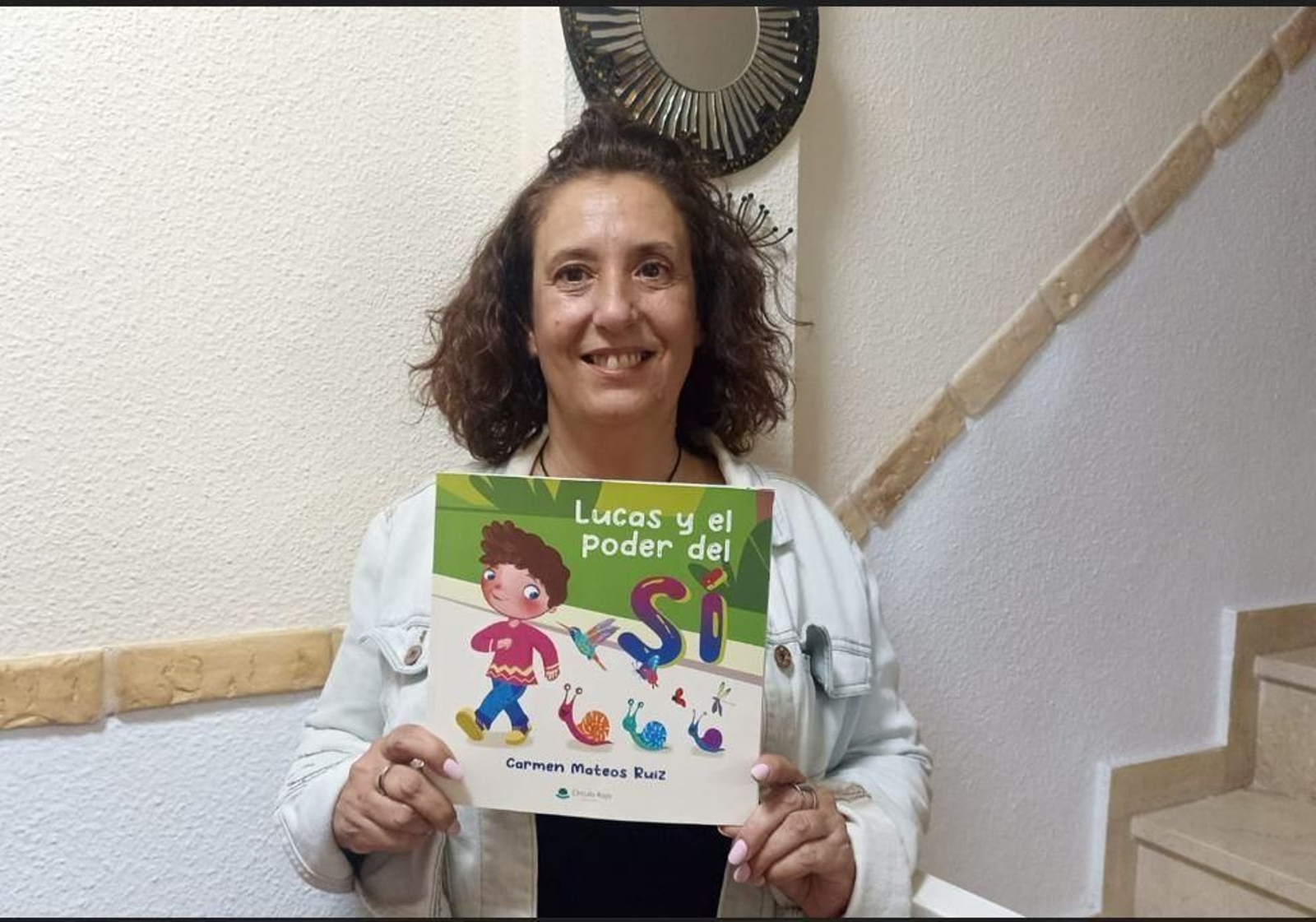 Carmen Mateos, con su libro entre las manos