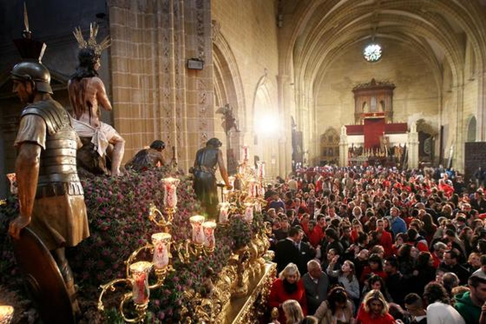 Los jerezanos no se resignaron a no ver al Señor de las Penas y al Desconsuelo por mal tiempo que hiciera. He aquí la prueba.

Foto: Pascual