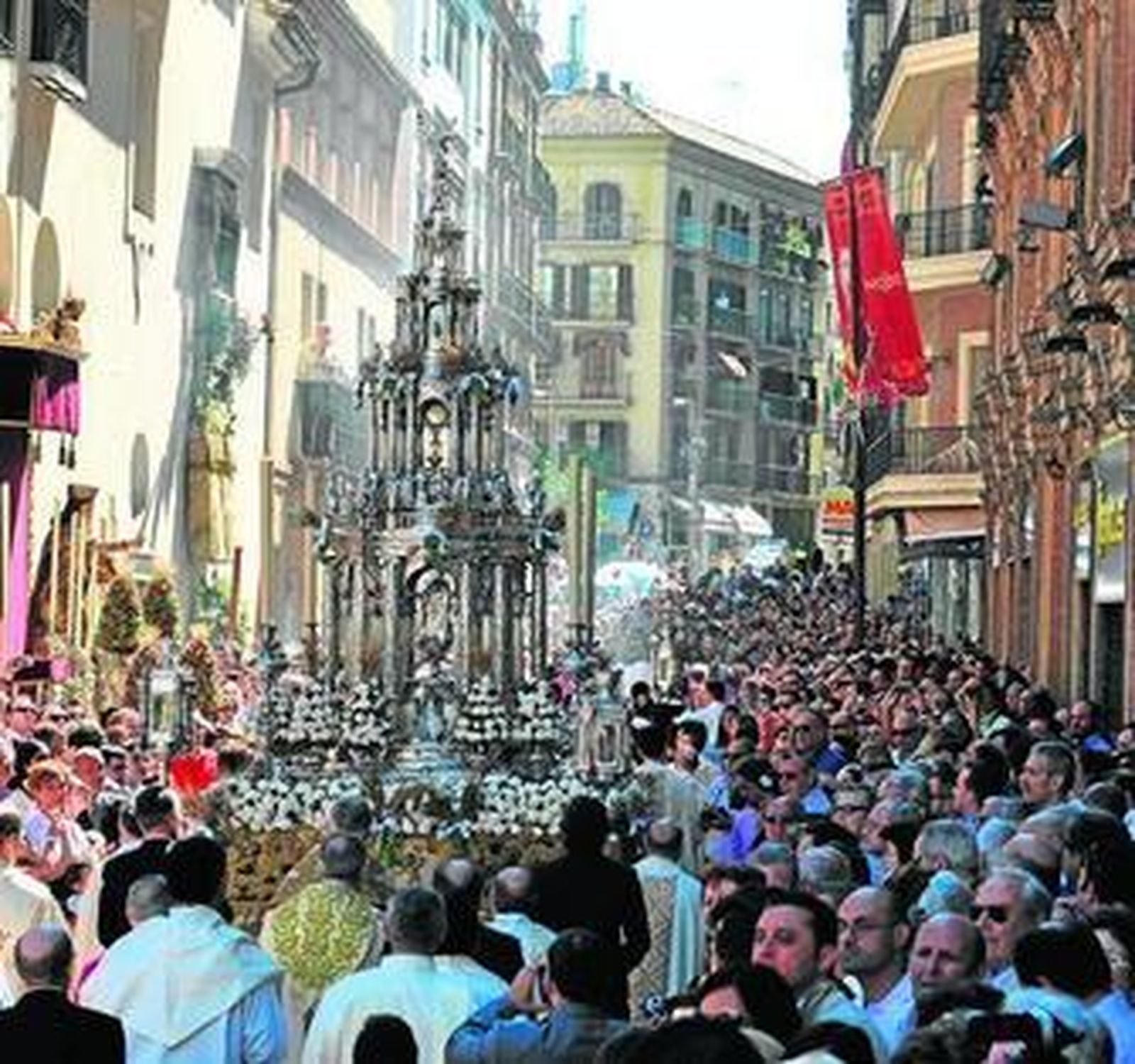 La Custodia enfila la calle Villegas, que este año estaba abarrotada, y pasa ante el altar del Amor.