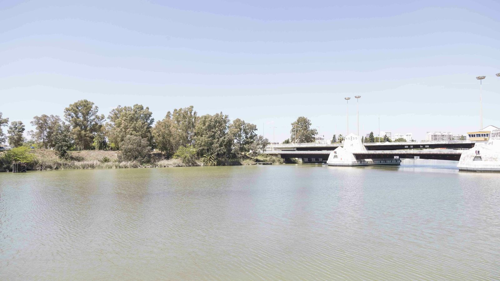 La vegetación convive en el Batán con los depósitos de hidrocarburo de CLH.