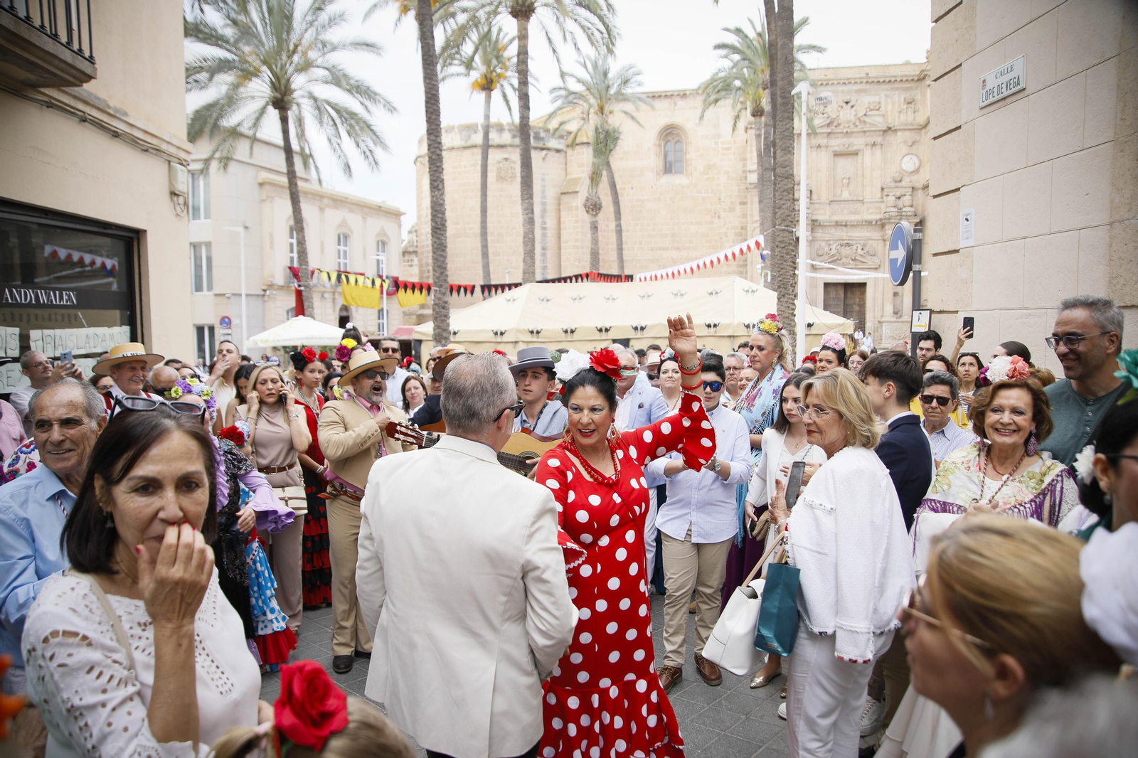Imágenes de la salida  del Rocío desde la Catedral de Almería