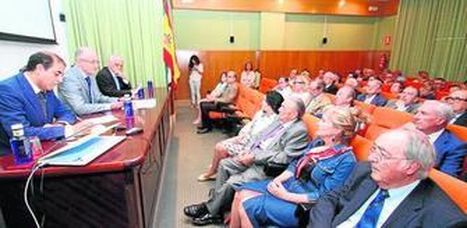 Un momento del acto celebrado ayer en el Irnas, al que acudió el rector de la Universidad de Sevilla.