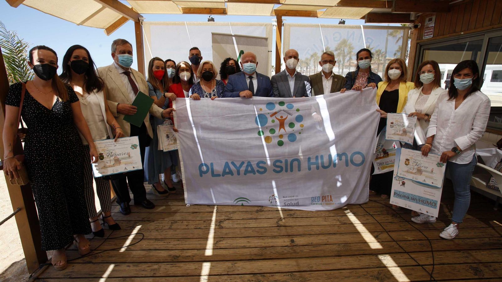 Presentación en La Antilla de la campaña 'Playas sin humo', el año pasado por el consejero de Salud, Jesús Aguirre