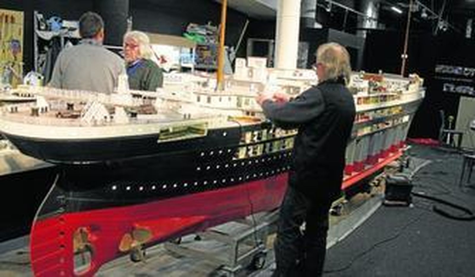 Los operarios ultiman los pequeños detalles de la maqueta.