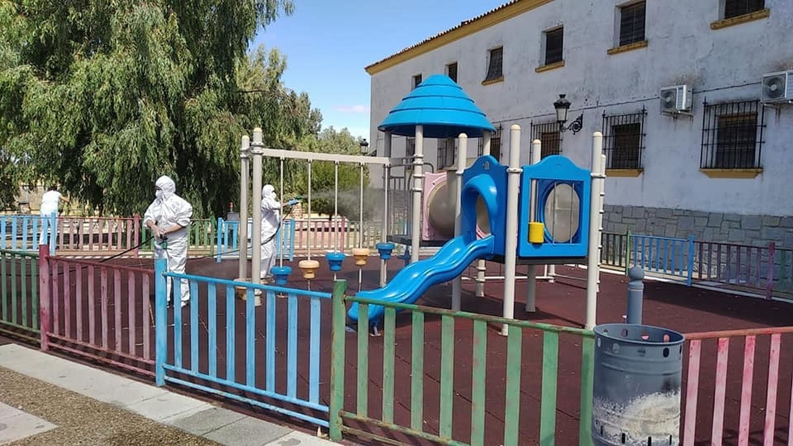 Desinfección de una zona infantil en Valsequillo.