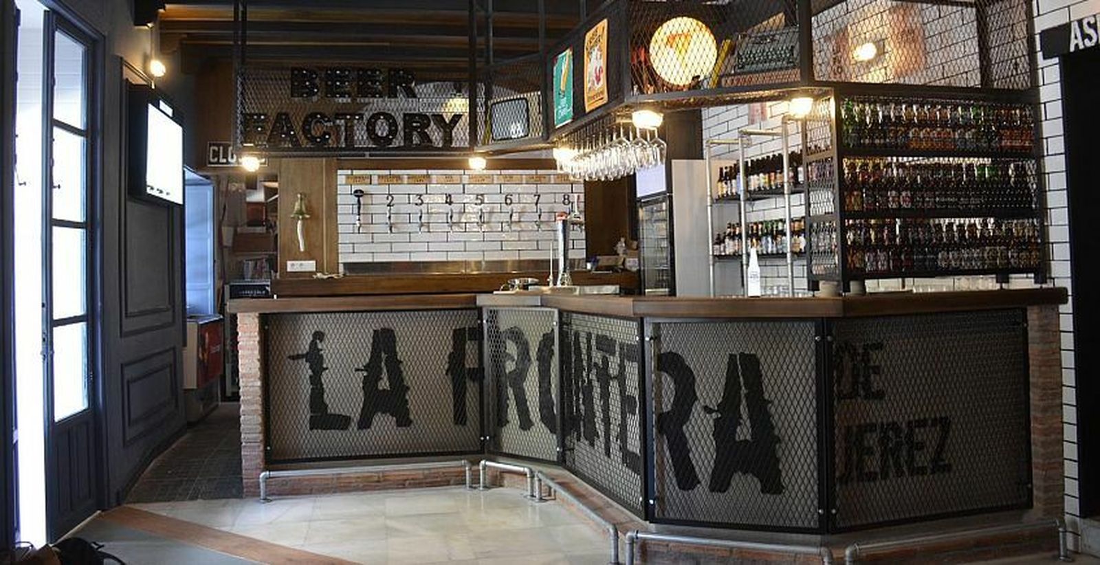 9 grifos de cerveza presiden la barra de La Frontera