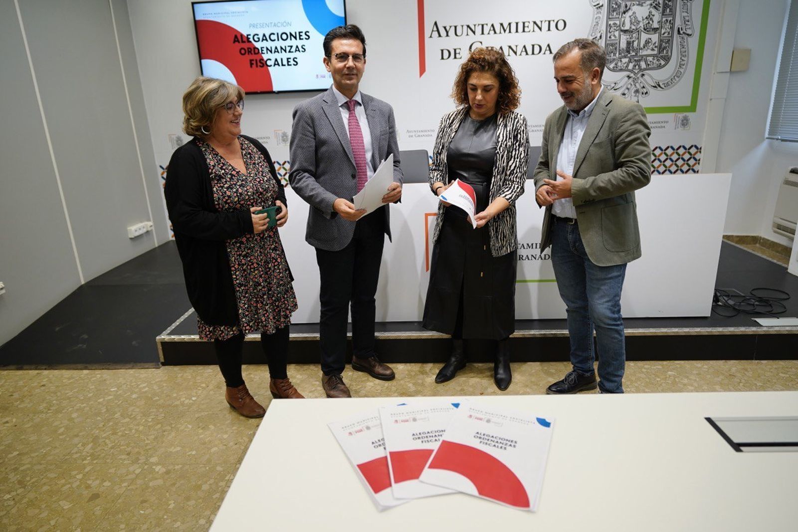 Paco Cuenca junto a otros concejales del PSOE, esta mañana en la presentación de las alegaciones.