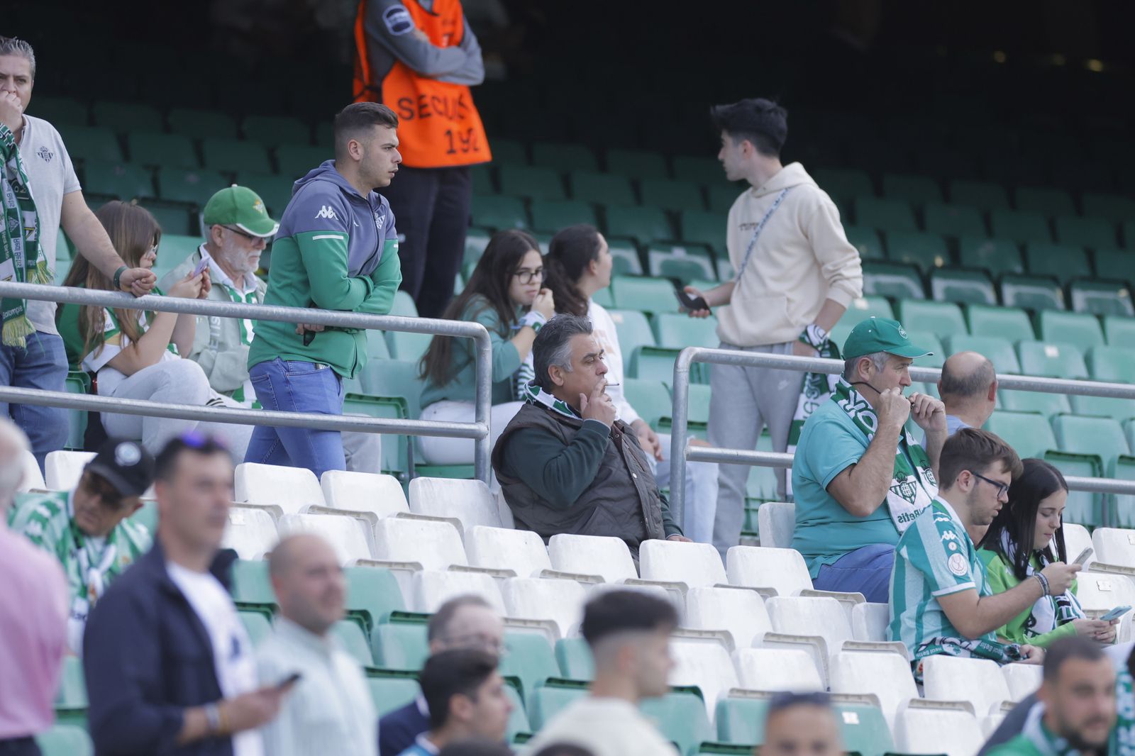Búscate en las fotos del Betis-Manchester