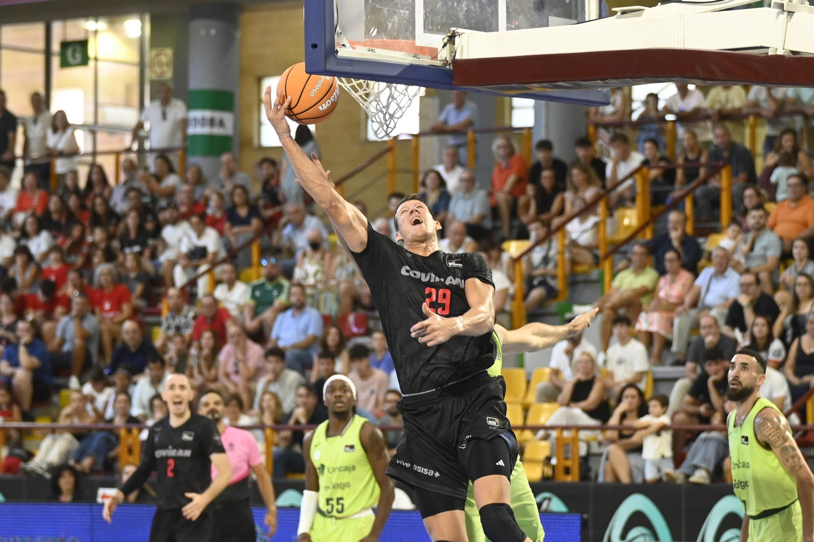 Las mejores fotos del ambiente en Vista Alegre para el Unicaja - Covirán Granada de la Copa de Andalucía de baloncesto