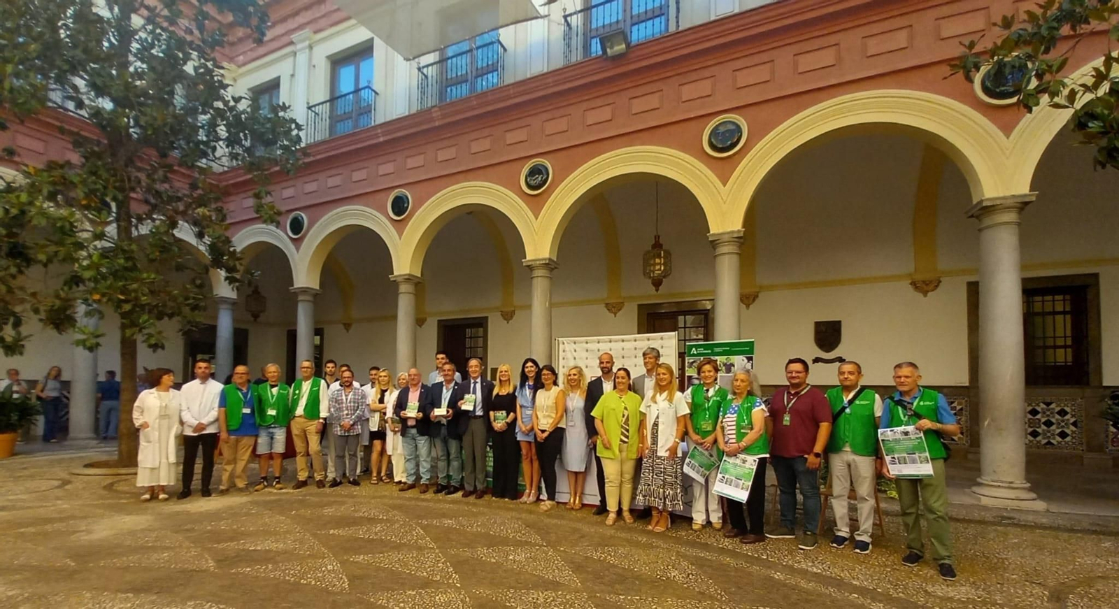 Campaña de sensibilización y detección del cáncer de piel celebrado en el patio del Ayuntamiento de Granada