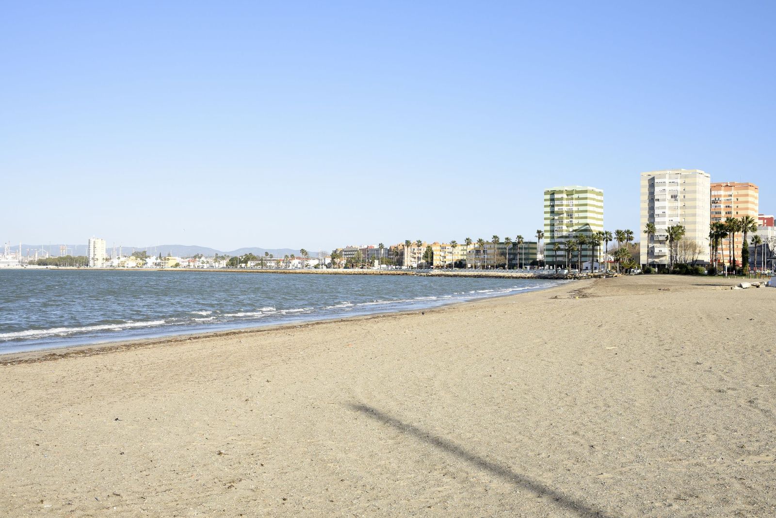 Las fotografías de un sábado en las playas de La línea tras las borrascas