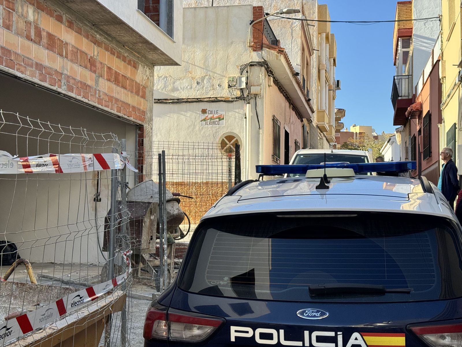El coche de la Policía Nacional junto a la calle