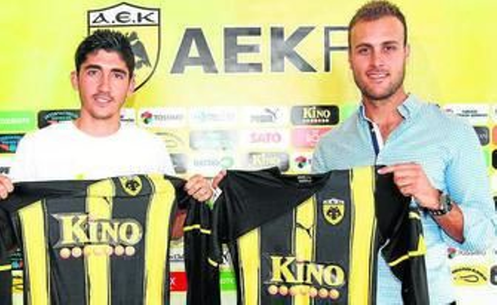 José Carlos y Cala posaban ayer con sus nuevas camisetas.