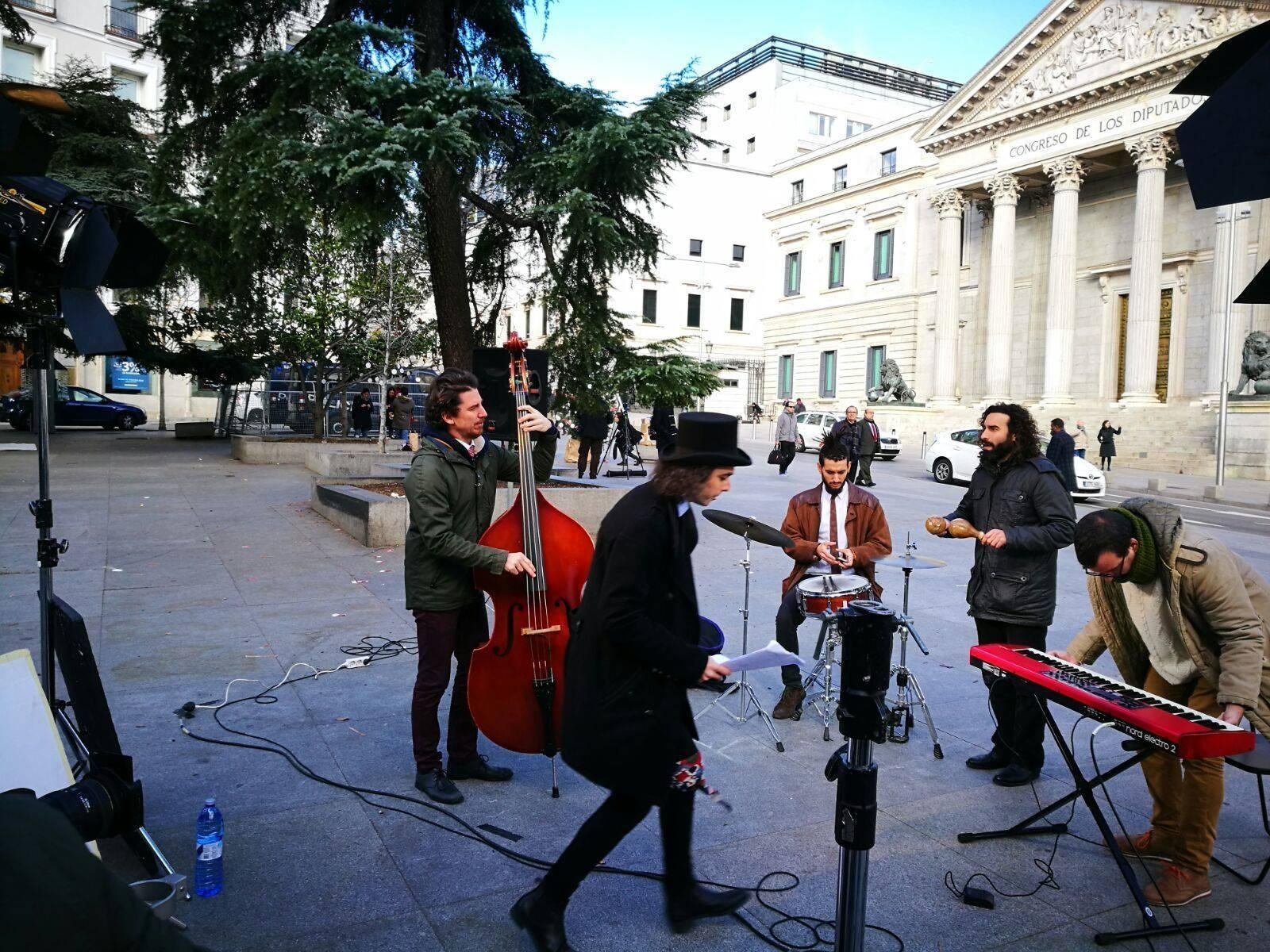 La banda La Canalla con Antílopez, en la grabación del videoclip en Madrid.