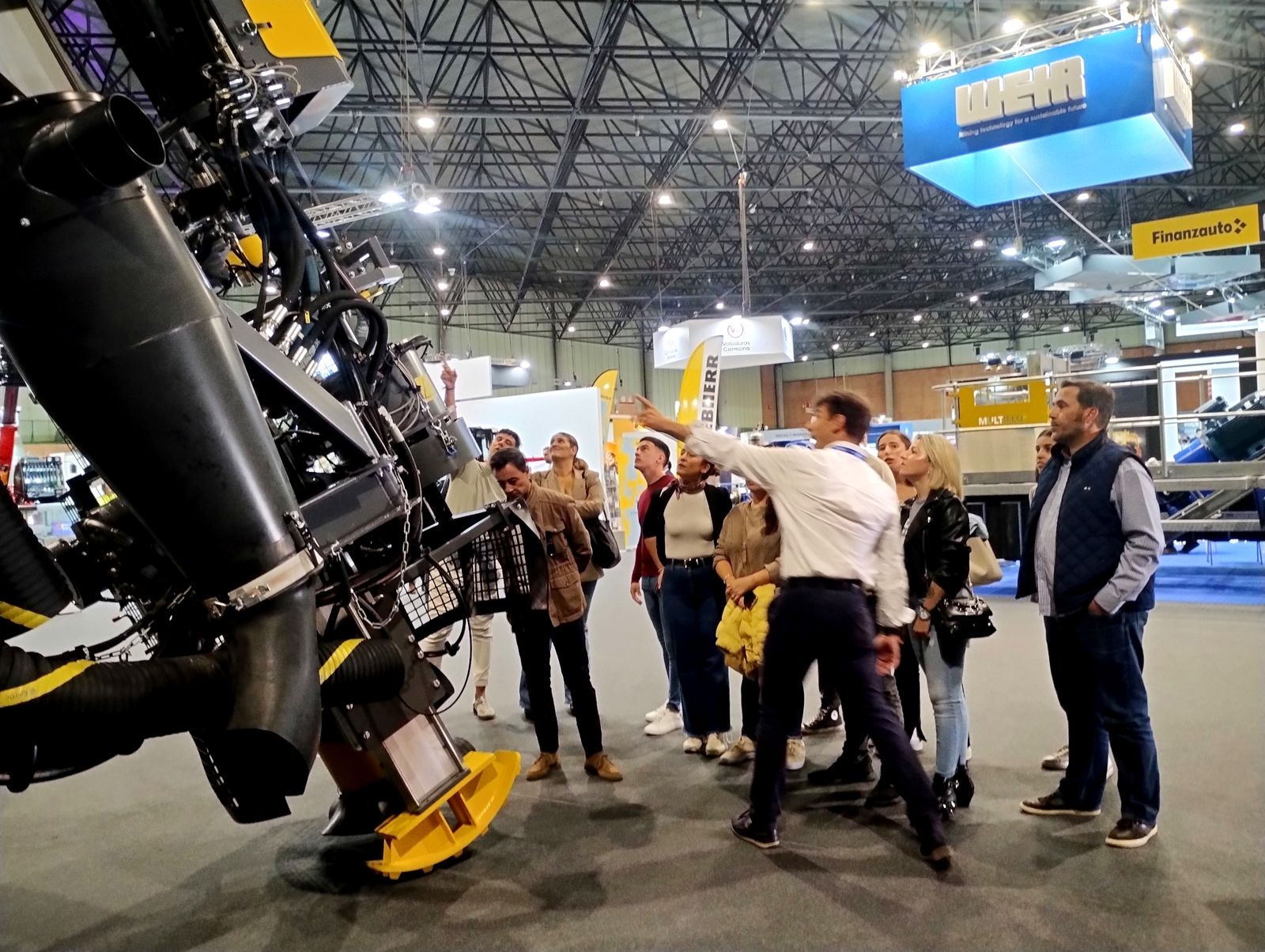 Visita de los becarios del HEBE minero al Salón de la Minería