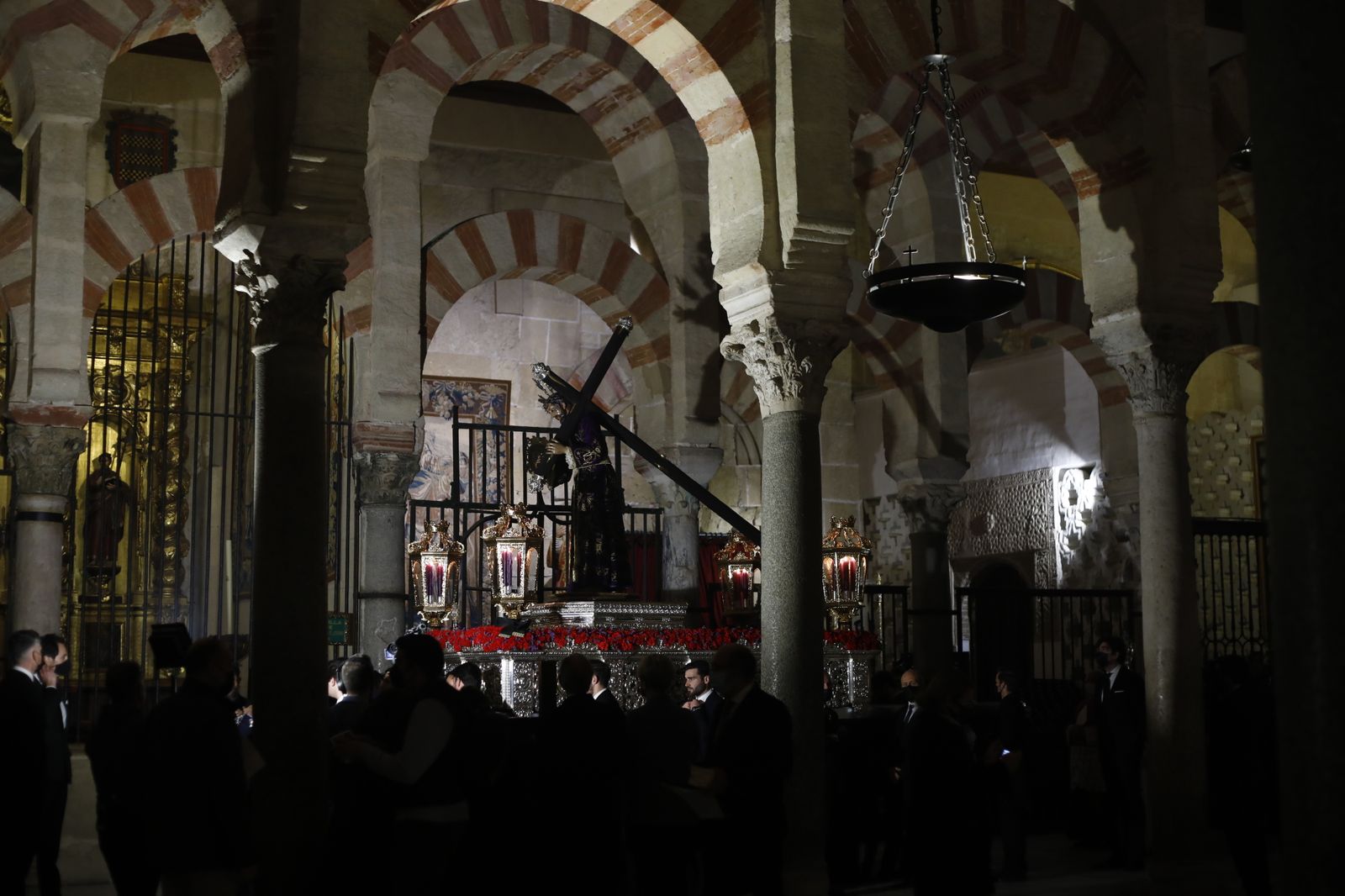 El vía crucis de las hermandades de Córdoba con el Señor del Calvario, en imágenes