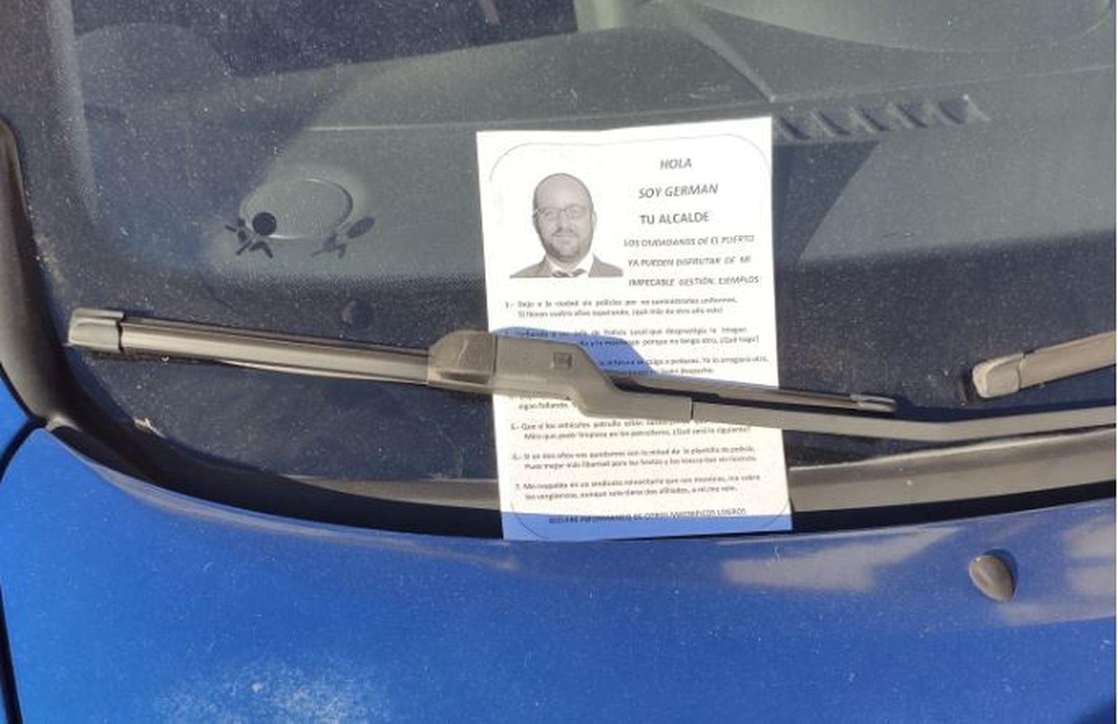 Un cartel, en el parabrisas de un vehículo.