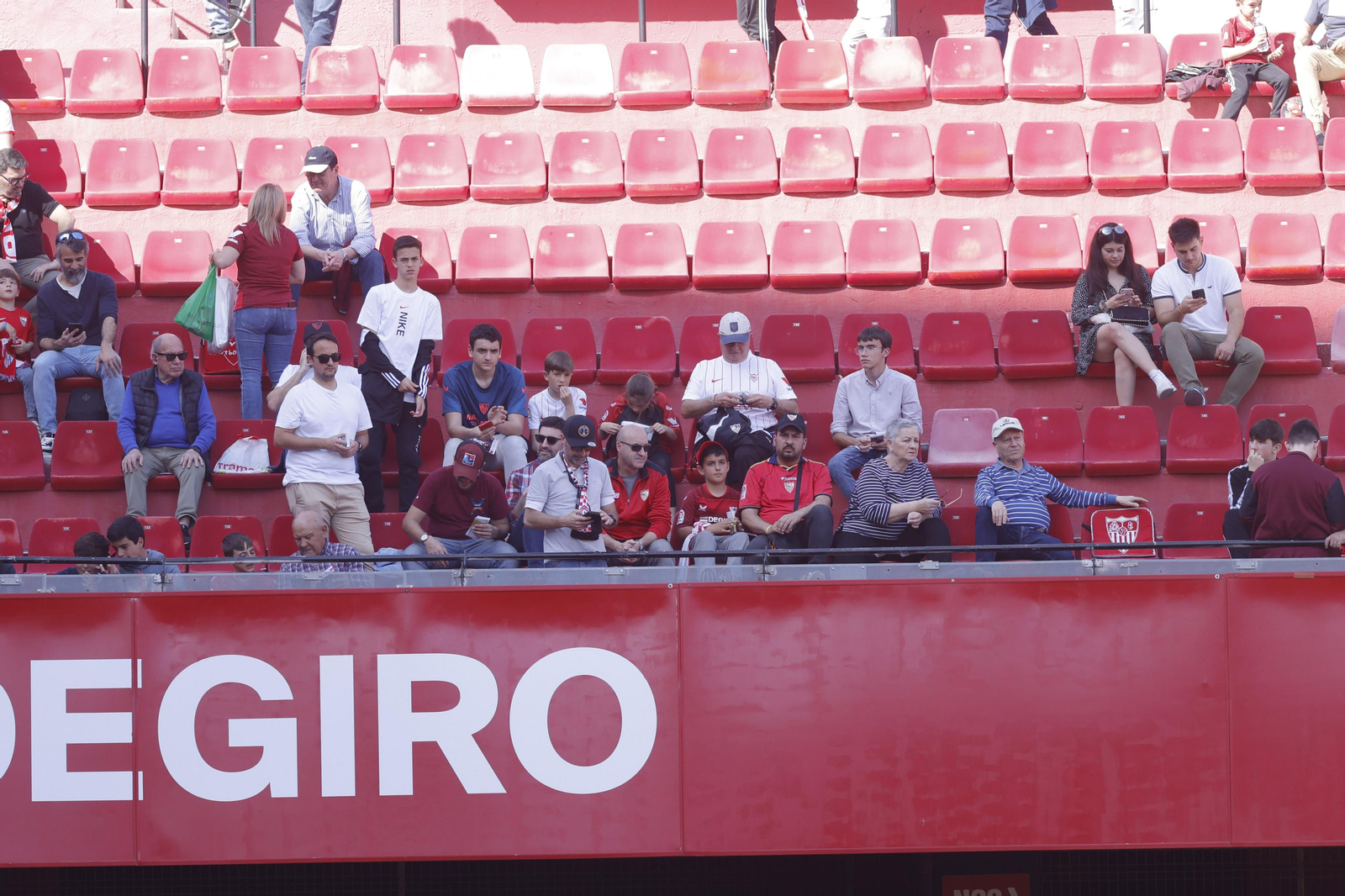 Búscate en las fotos del Sevilla-Almería