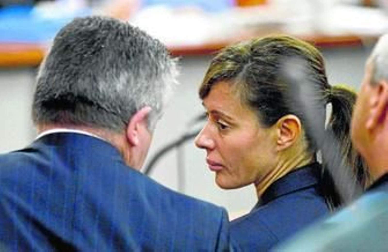 Juan Antonio Roca charla con Montserrat Corulla en el banquillo de los acusados en una de las primeras sesiones del juicio.