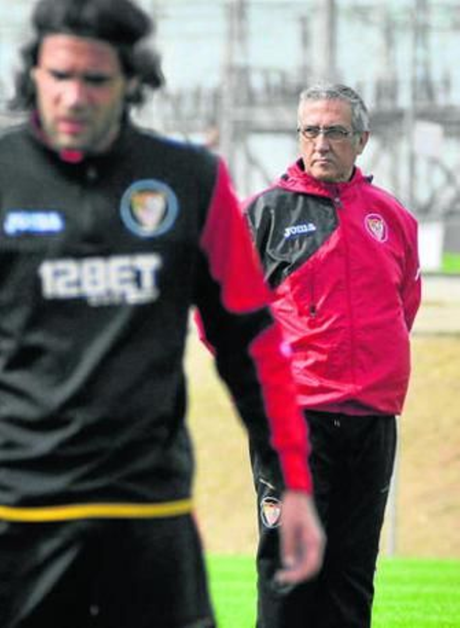 Manzano, con un difuminado Sergio Sánchez delante.