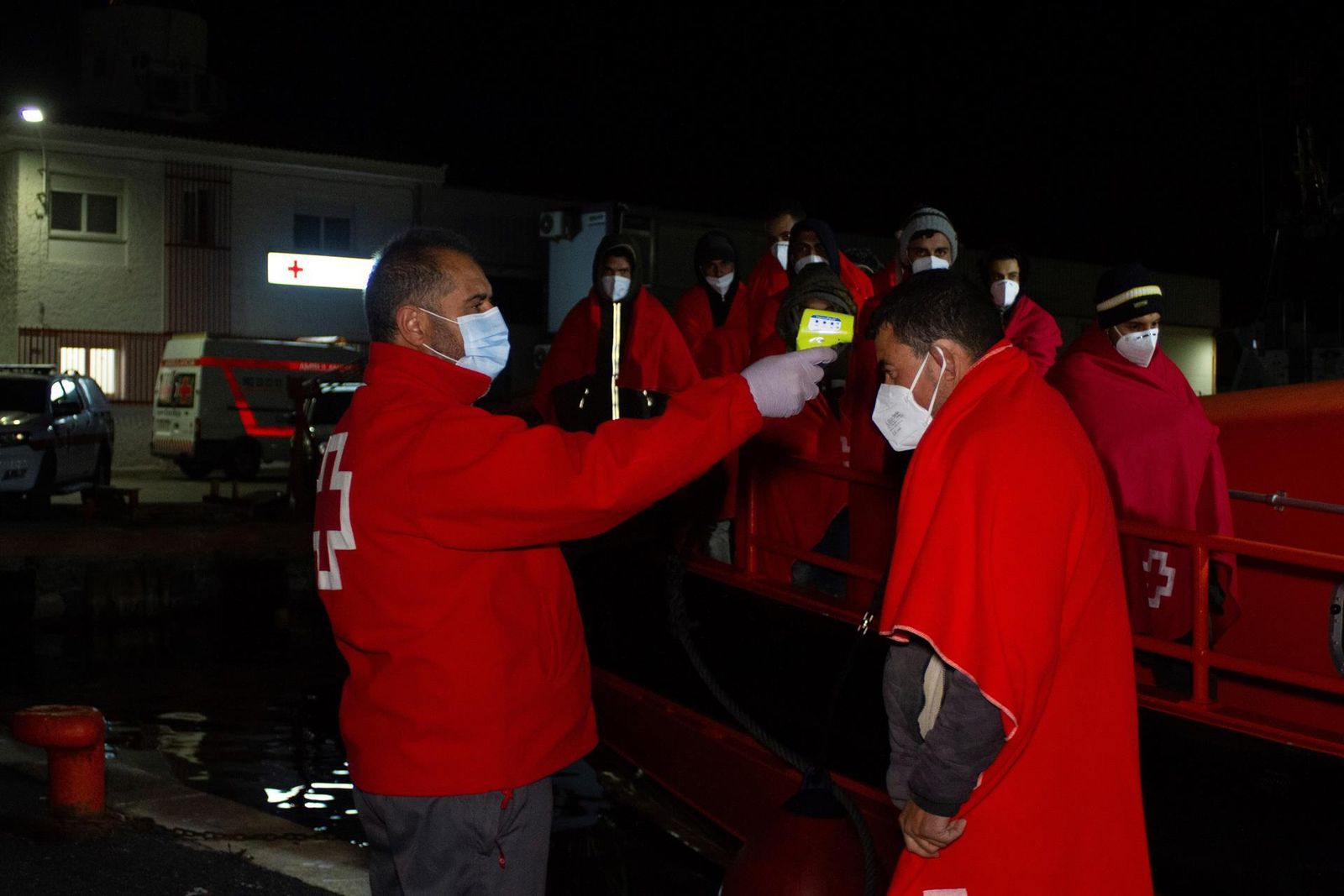 Llegan a Motril 20 magrebíes rescatados en la costa granadina