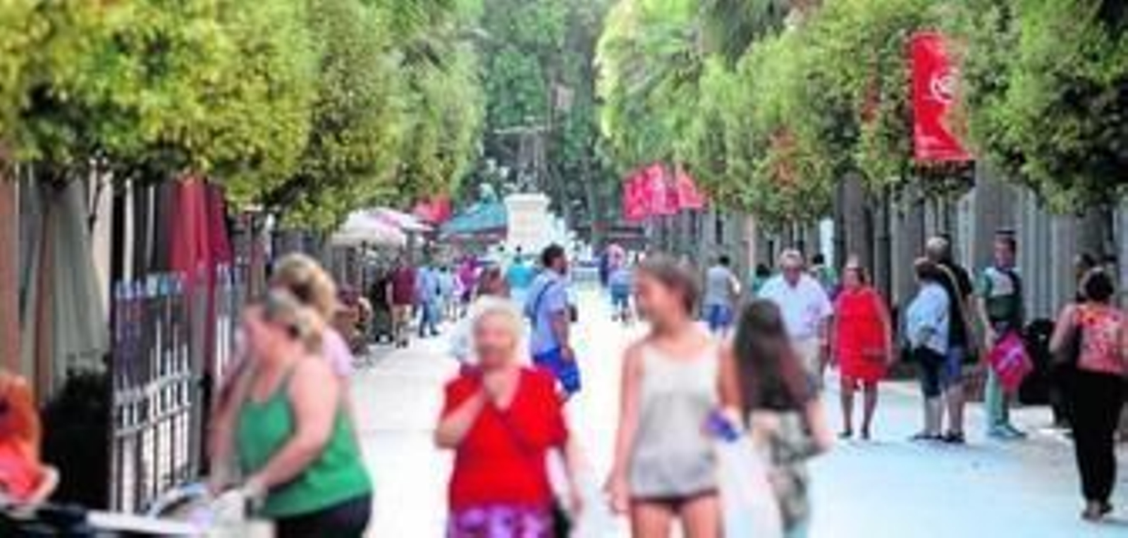 1. La Avenida Martín Alonso Pinzón con la Plaza de Las Monjas al final. 2. Monumento a la Virgen del Rocío en la Plaza del Punto. 3. Uno de los soportales de la Gran Vía. 4. Terraza situada en la Gran Vía. 5. Clientes en la zona exterior de uno de los locales de la Plaza de las Monjas. 6. La exposición 'Doñana, Paisaje de Vida' se exhibe en la Diputación de Huelva. 7. Establecimiento hostelero en la Gran Vía, junto a los soportales.