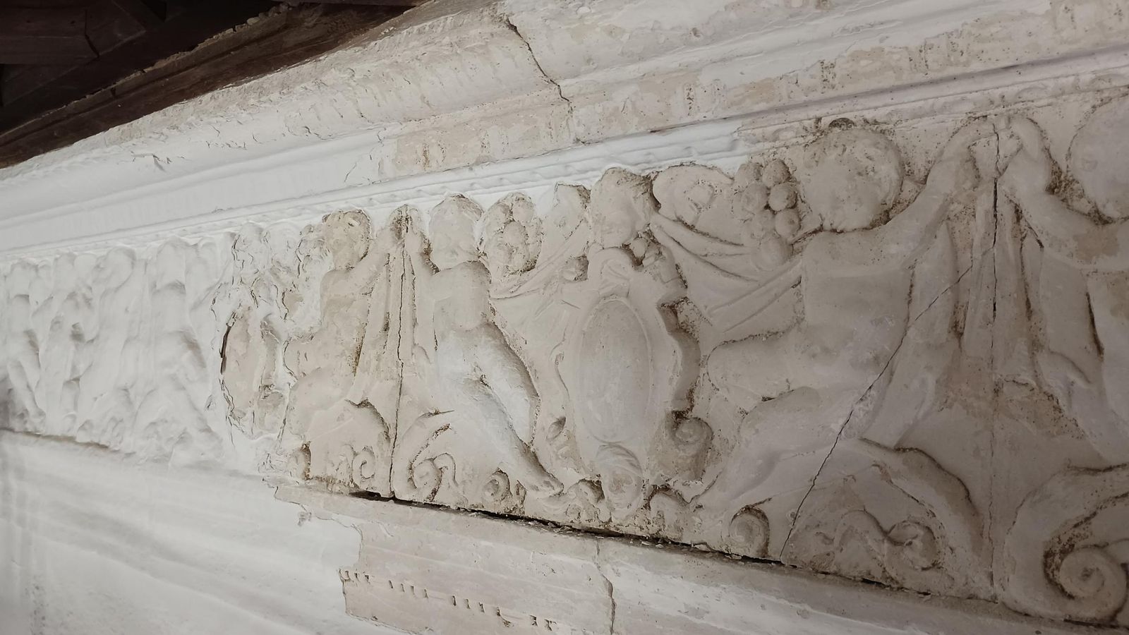 El friso del Salón de Rectores de la Universidad de Granada afronta una segunda fase de restauración