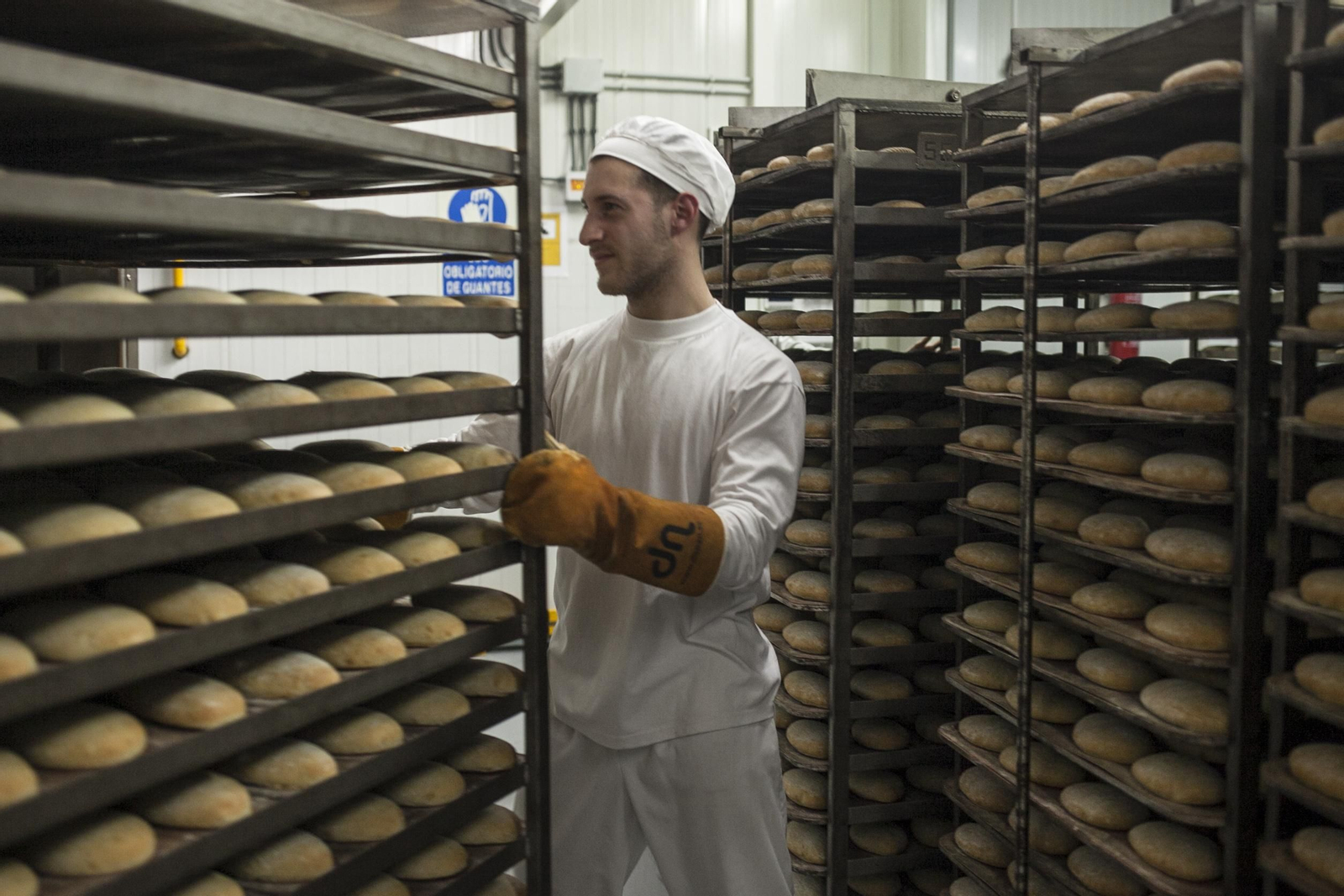 Uno de los trabajadores de Mollete San Roque maneja el género junto al horno.