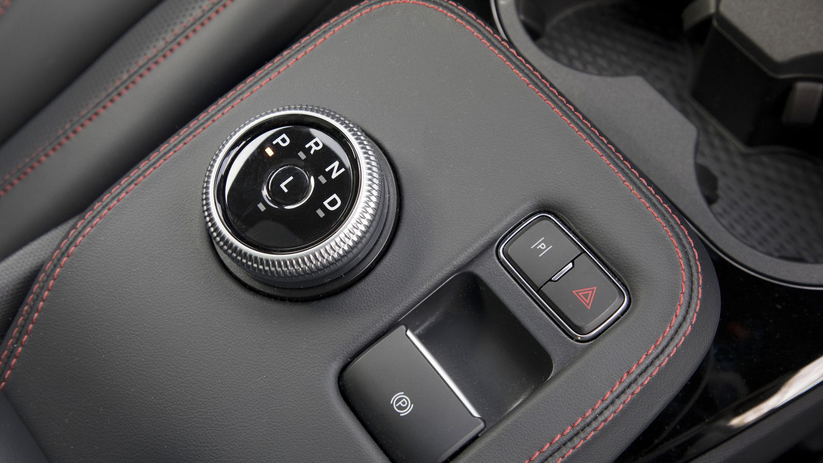 En la consola central se situa el mando rotativo que permite seleccionar, en este caso por pulsación, la mayor retención del motor cuando se deja de acelerar.