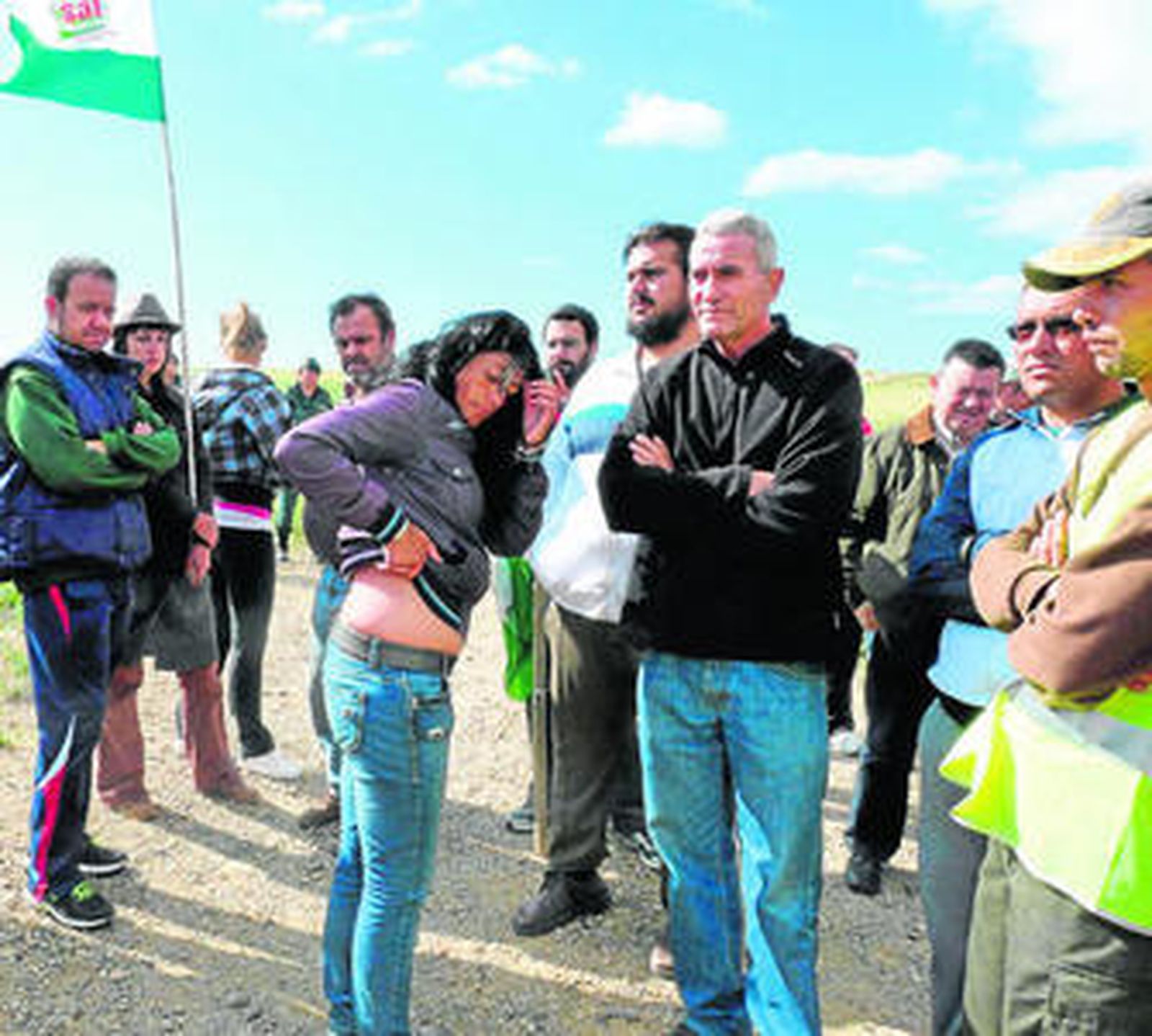Dolores Álvarez muestra la zona en la que dice haber recibido una patada de un agente.