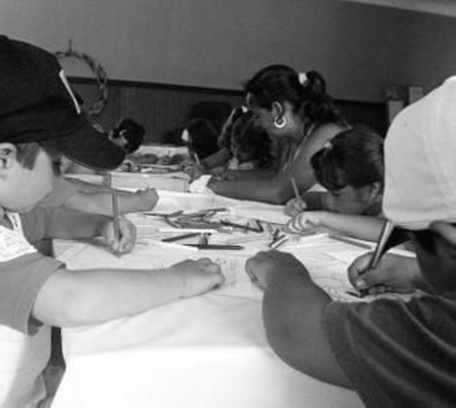 Unos pequeños disfrutan coloreando.