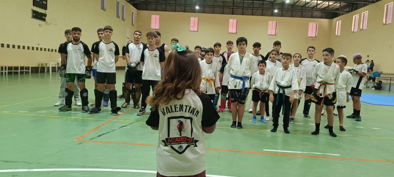 Valentina, junto a otros niños que practican artes marciales