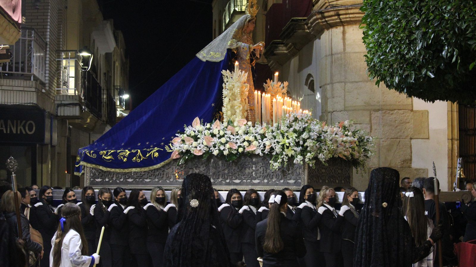 Trono de la Virgen de la Pureza entrando en la Plaza Mayor de Vera.