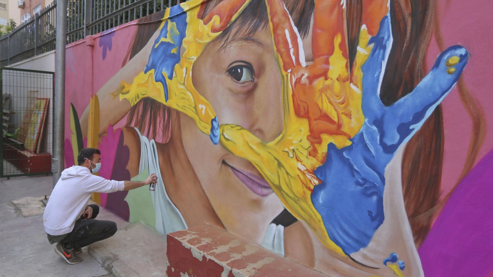 Guille Nesui repasa una de las escenas del mural.