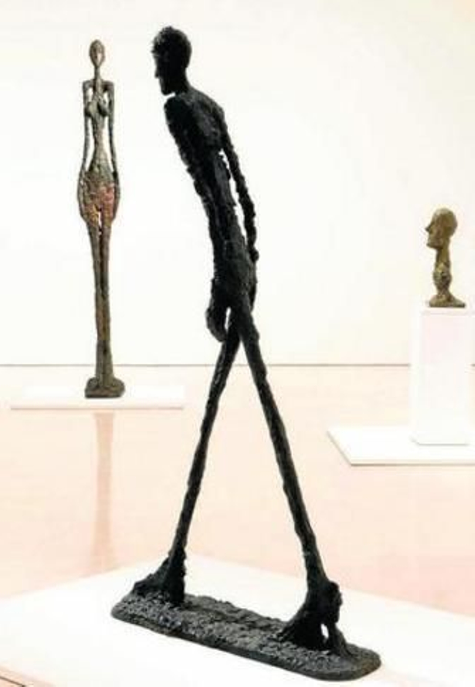 En primer plano, 'El hombre que camina I' de Giacometti.