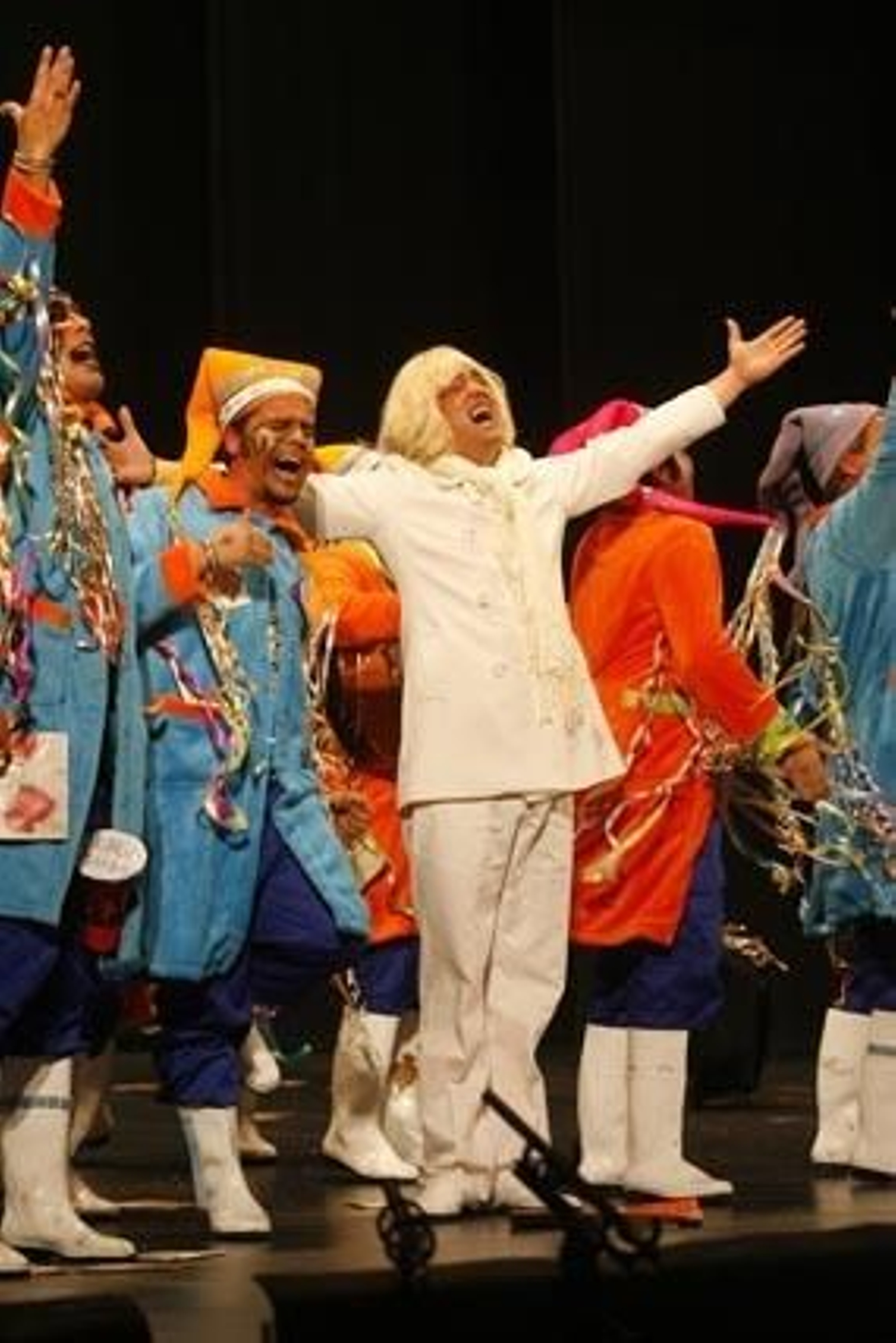 Murga azulejera y castellonesa y en medio en vez del de blanco va la alcaldesa