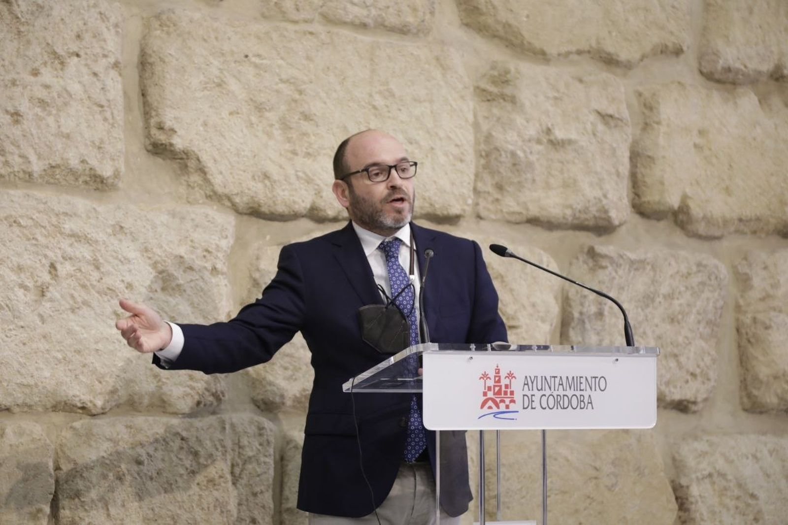 El edil Bernardo Jordano en una rueda de prensa.