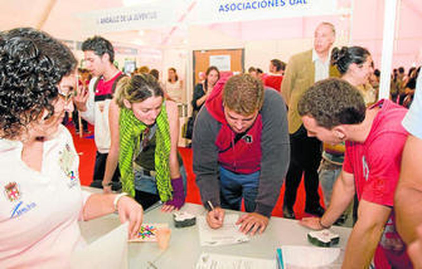 Universitarios en la pasada edición de Puertas Abiertas.