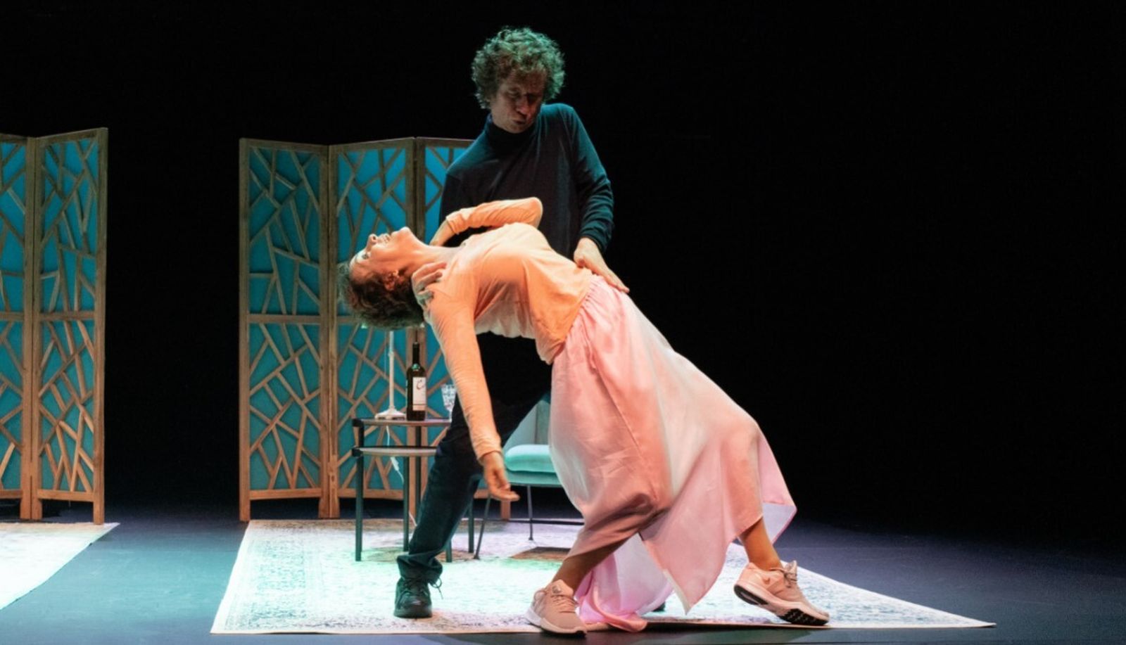 Gabino Diego y Cecilia Solaguren, en una escena de 'Los mojigatos'.