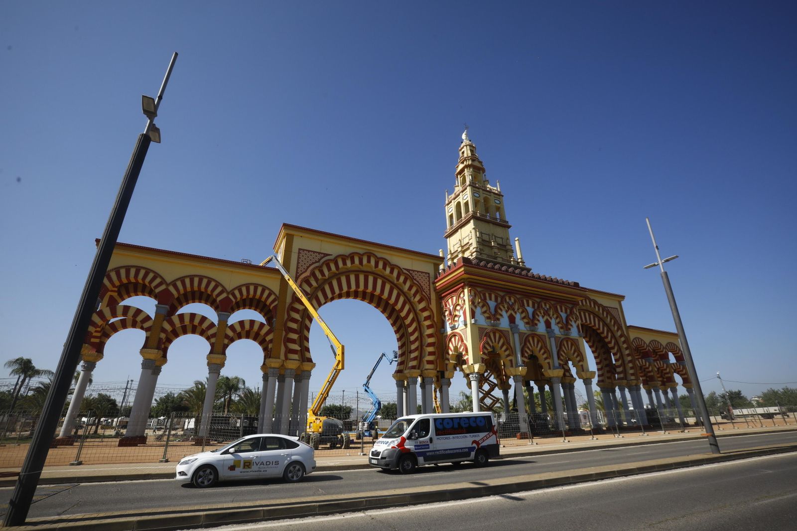 La portada de la Feria, que la próxima medianoche se iluminará para dar paso a ocho días de fiesta.