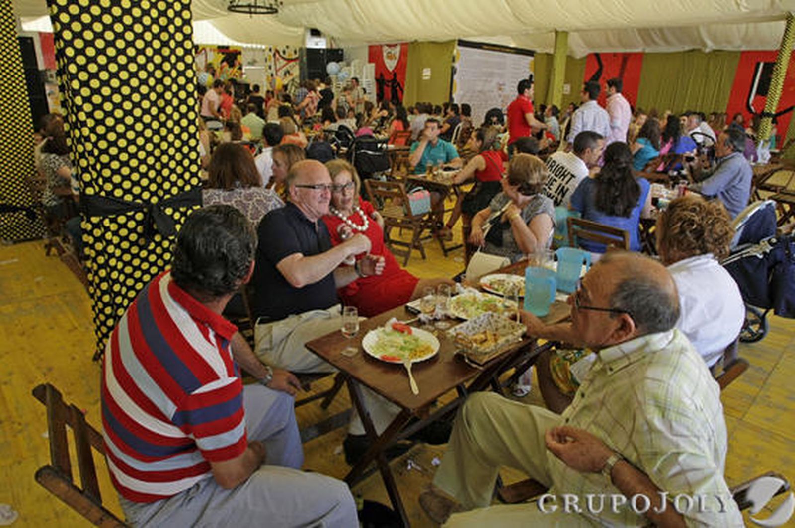 Nada como un buen plato de jamón y una copita manzanilla para refrescar la jornada de feria.

Foto: Erasmo Fenoy