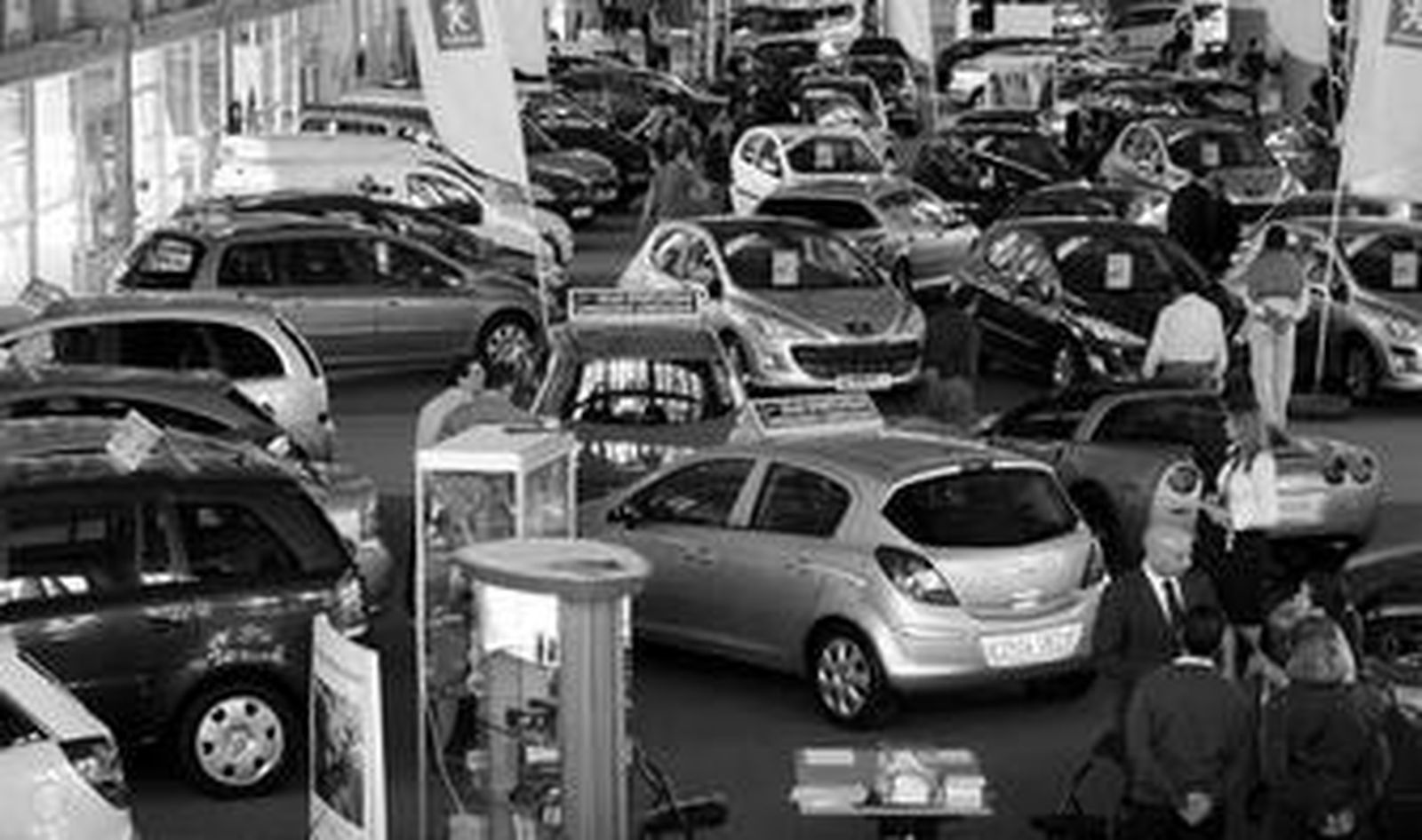 Ante la gran oferta de vehículos propuesta por el Salón del Automóvil, los visitantes no daban abasto para tomar nota de las grandes promociones.