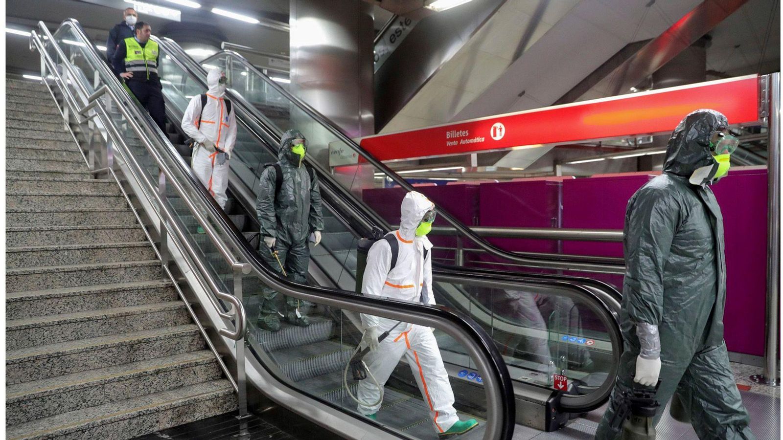 Efectivos de la UME enla estación de metro de la madrileña Puerta del Sol.