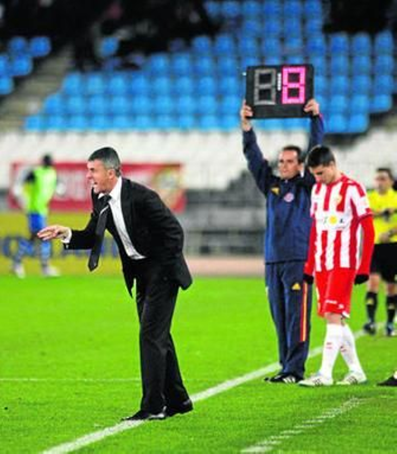 Alcaraz da órdenes mientras se prepara el cambio de Omar por Aleix Vidal.