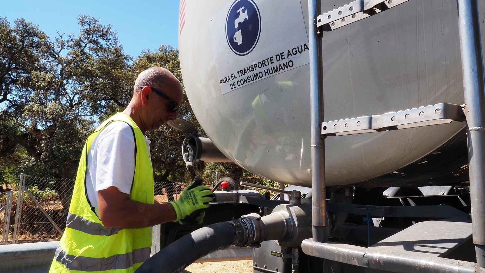 Un trabajador de Giahsa descarga un camión cisterna de agua en el depósito de Puerto Moral