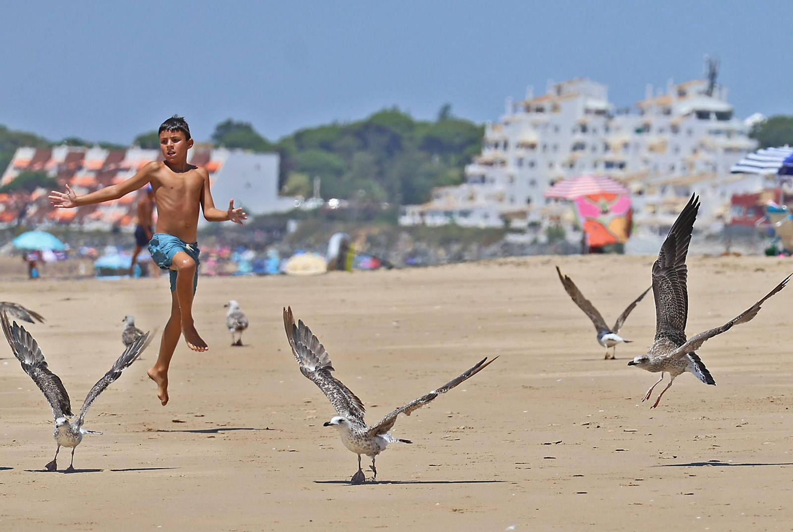 Ambiente en las playas de Huelva en la mañana de domingo