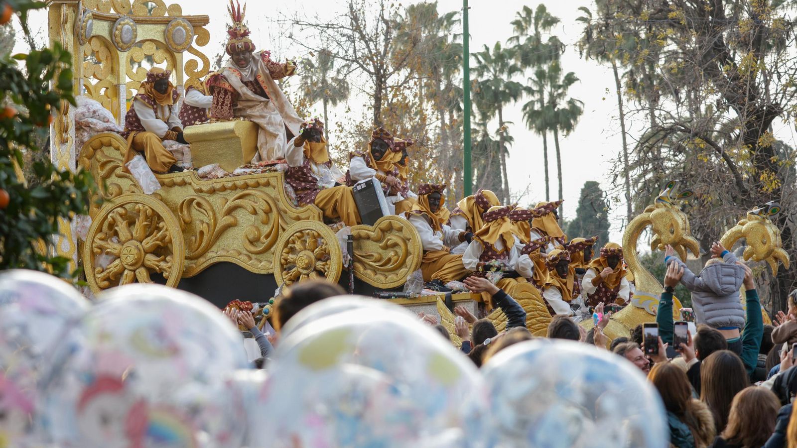 Las fotos de la ínsolita salida de los Reyes Magos del Ateneo un 4 de enero