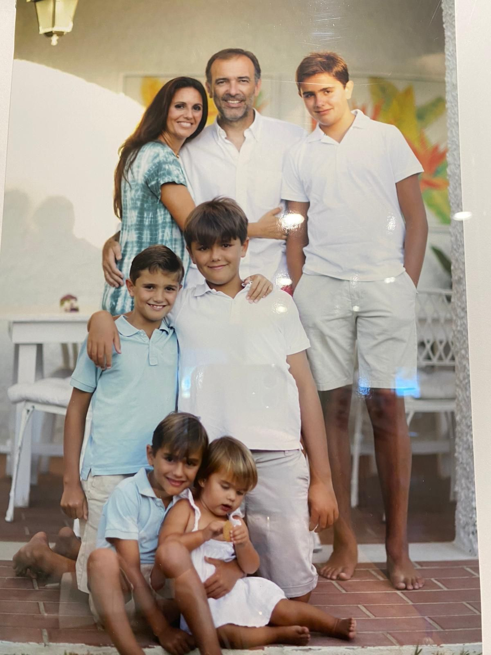 Alfonso y Mariluz, con sus pequeña tropa de cinco hijos