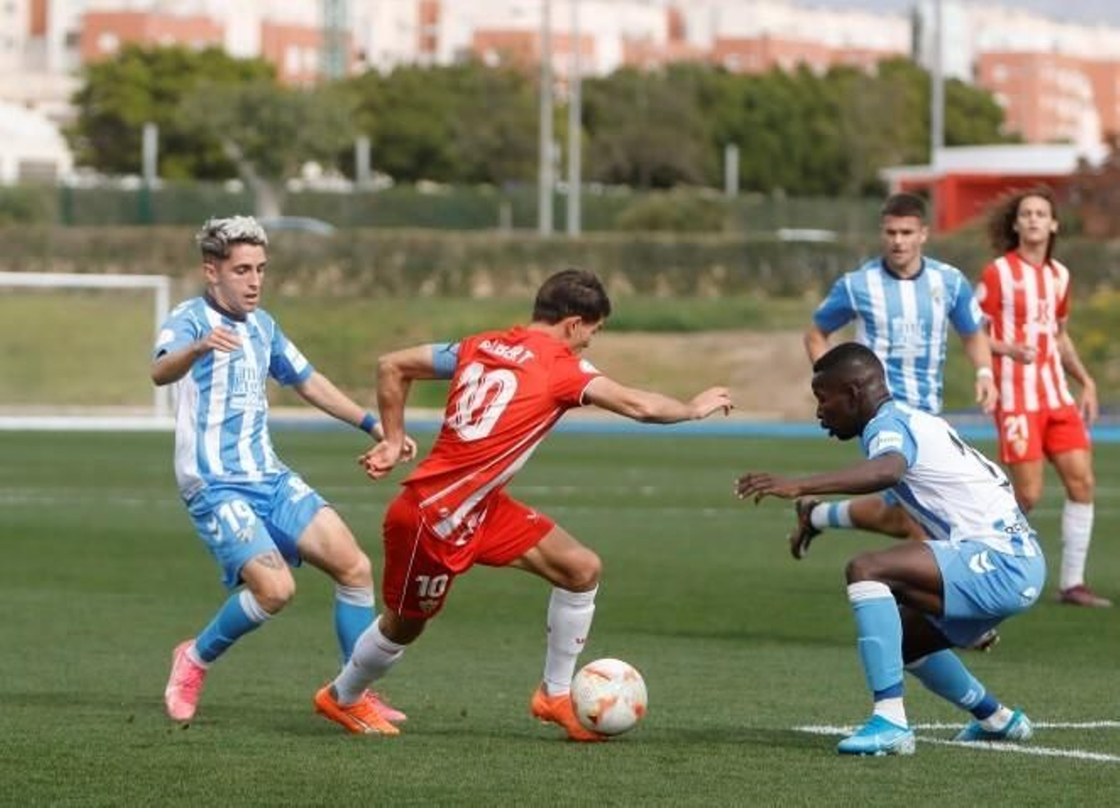 Carlos Gilbert trata de regatear a un rival durante el encuentro disputado con el Atlético Malagueño.